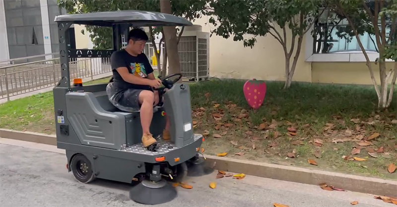 日常該如何保養(yǎng)駕駛式掃地機 日常該如何保養(yǎng)駕駛式掃地機